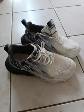 RÉSERVÉ Pointure 39