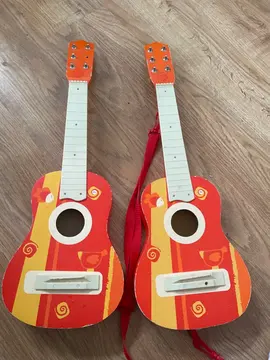 2 guitares pour enfants