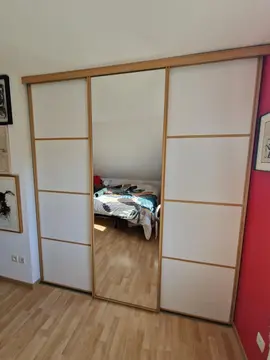 Donnons ensemble portes coulissantes de placard avec un miroir, rangement et penderie.