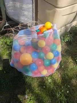 Lot de balles en plastique (pour piscine a balles
