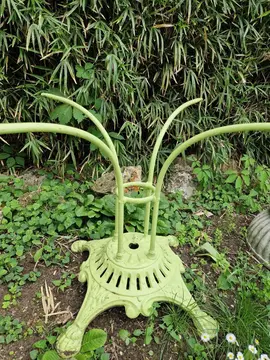 pied de table de jardin en fonte repeint manque le plateau