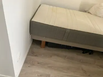 matelas et sommier avec pied