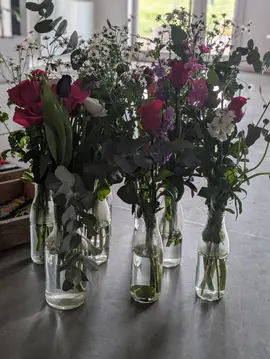 11 bouteille de jus d'1l vides ayant servi de base pour décoration de table