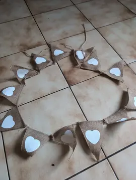 guirlande de fanions en toile de jute imprimée de coeurs blancs