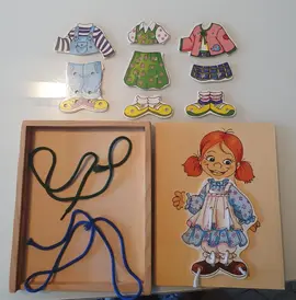 Jeux en bois pour habiller une petite fille