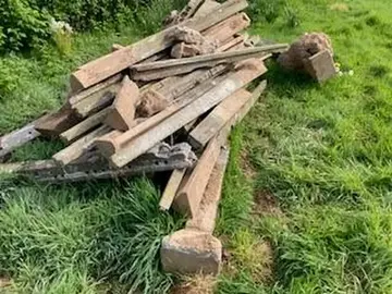 Donne piquets ferraillés et bloc béton pour remblais ou matière recyclée