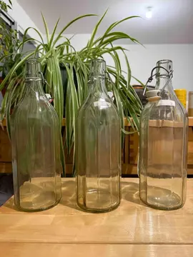 3 belles bouteilles en verre avec bouchons