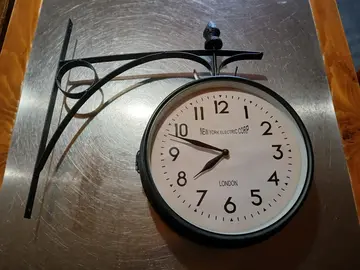 Pendule de gare double face