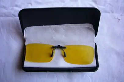 surlunettes jaune