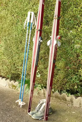 deux paires de skis de fond, bâtons, chaussures