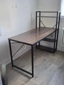 bureau avec étagère