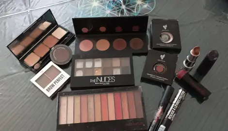 Maquillage (palettes Farts à paupières, rouges à lèvres..)