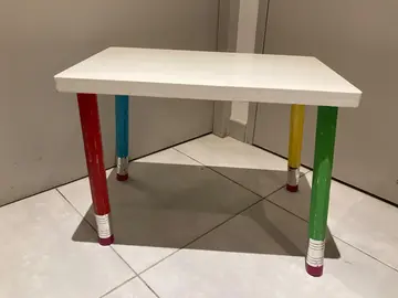une caisse de jeu roulante + étagère + bureau enfant