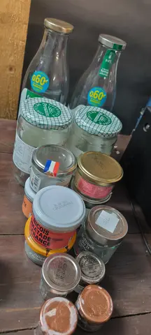 Divers bocaux en verre