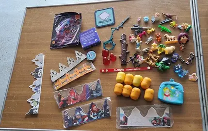 LOT de petits jouets, figurines...
