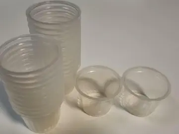 Lot de petits pots en plastique