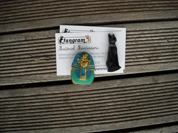 Petites figurines egypte et fleurs, peut convenir éducation montessori