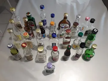 petites bouteilles de collection vides
