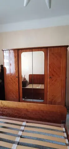 Armoire vintage en bois avec miroir central