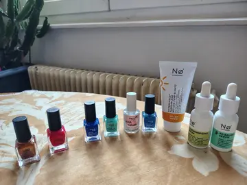 lots de vernis, crème solaire et serums