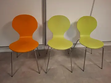 3 chaises bois et pieds métal