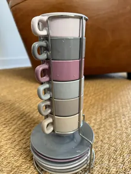 tasses et sous tasses sur support adapté