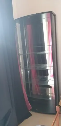 Grande vitrine noire de marque conforama
