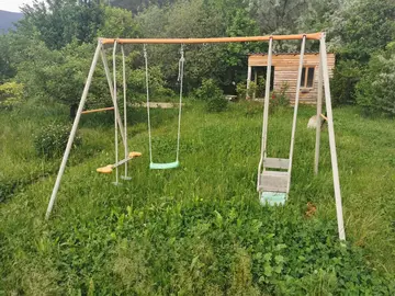 Ensemble balançoire jeux enfant