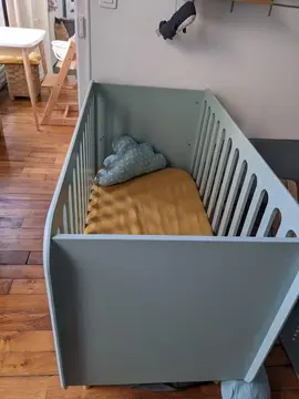 Lit bébé à barreaux