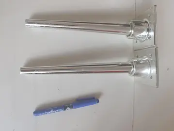 pied de meuble en plastique argenté 25 cm