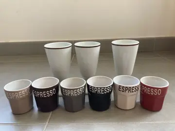 tasses à café et grandes tasses blanches