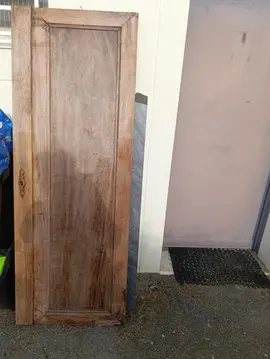 porte d'une armoire ancienne / plan de travail évier
