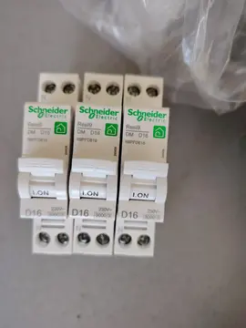 3 disjoncteurs Schneider Electric Resi9 16A Courbe D
