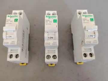 3 disjoncteurs schneider Resi9