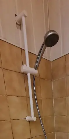 barre de douche blanche