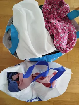 Donne deux sacs de vêtements fille 3-6 ans
