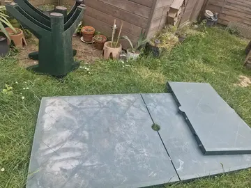 Grande table verte démontée