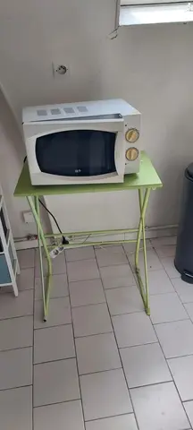 petit table verte . pas le micro ondes