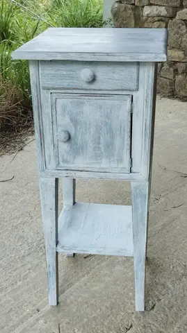Petite table de chevet relookée blanc/bleu pâle