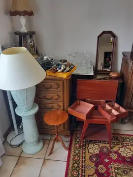 tables, chaises, assiettes etc...