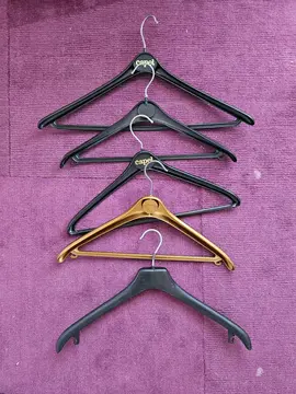 Lot de 5 cintres vêtements bois et plastiques pour armoires, placard.