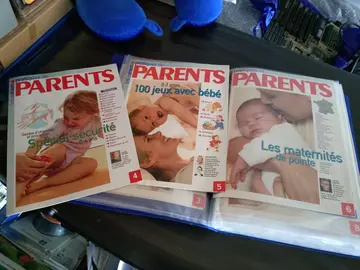 pleins de cahiers sur les bébés, provenant des revues Parents
