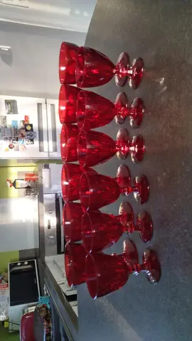 verres à pied rouges