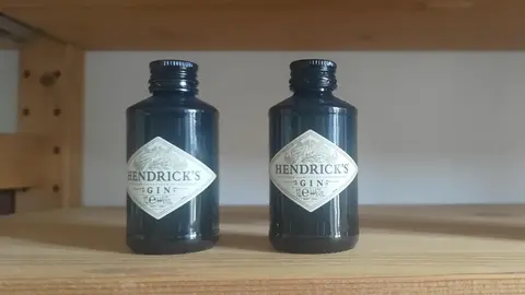Deux mignonettes vides de gin Hendrick's 5cl
