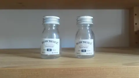 Deux mignonettes vides de whisky Bowmore (Islay), 15 et 18 ans d'âge