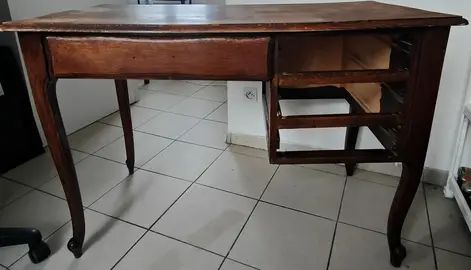 Bureau en bois à rénover
