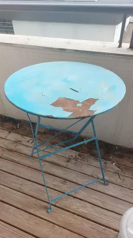 table bleue en métal (rouillée)