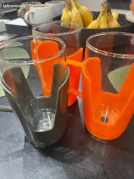 Verres vintages avec leur support plastique