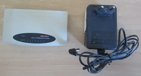 Switch 100BT 8 ports - Fonctionne - avec son alimentation électrique