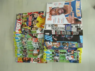 19 magazines de foot et 3 magazines de basket